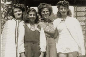 Cette photo de Thérèse Tavernier a gagné le 1er prix lors du dernier concours de photo. Elle a été prise en 1942 et représente des baigneuses.
