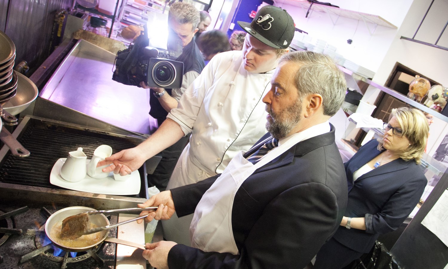 Thomas Mulcair aux fourneaux lors de sa visite à Laval.
