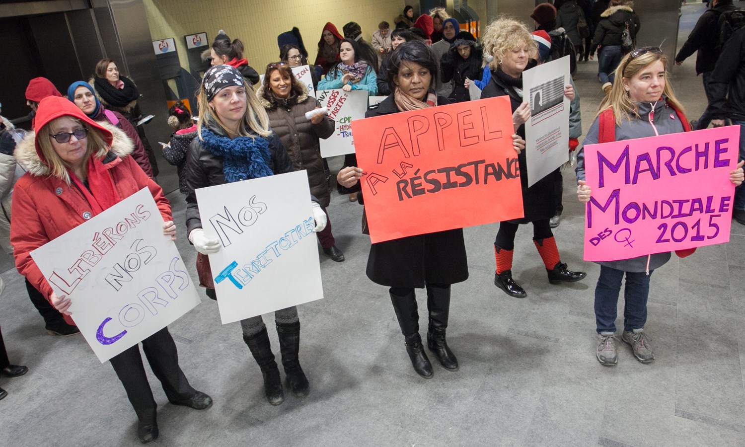 Les femmes marchent contre l'austérité à Laval
