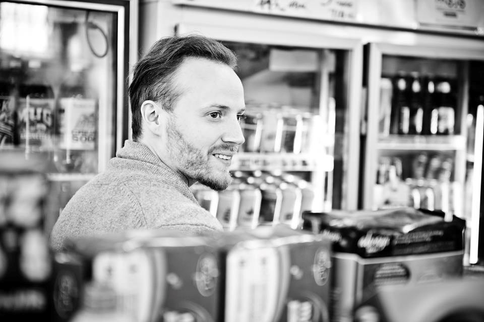 Alexandre Richard dans le décor de sa websérie Ève.