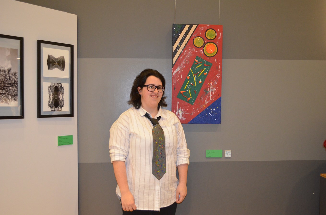 Aglaë Gauthier, designer de l'exposition et artiste, devant son oeuvre.