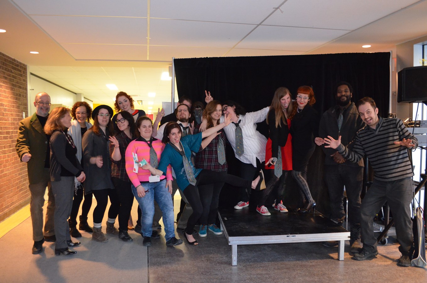 Les élèves et artistes qui ont participé à l'exposition.