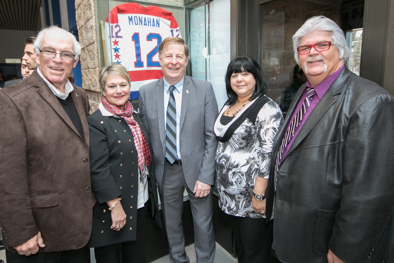 Hartland Monahan, son épouse Linda Geoffrion-Monahan, le maire de Laval Marc Demers ainsi que le couple Manon Campeau et Sylvain Lépine à l'origine du changement de nom de l'amphithéâtre.