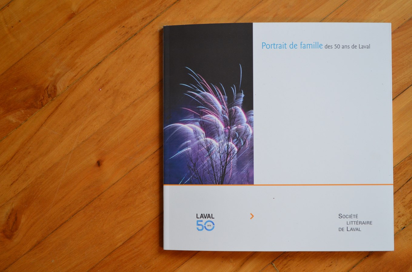 La photo de la couverture a été prise lors du lancement des célébrations du 50e, l'arbre devant le feu d'artifice représente l'enracinement à Laval.