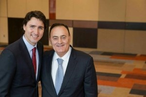 Le candidat de Laval - Les Îles avec le chef du PLC, Justin Trudeau.