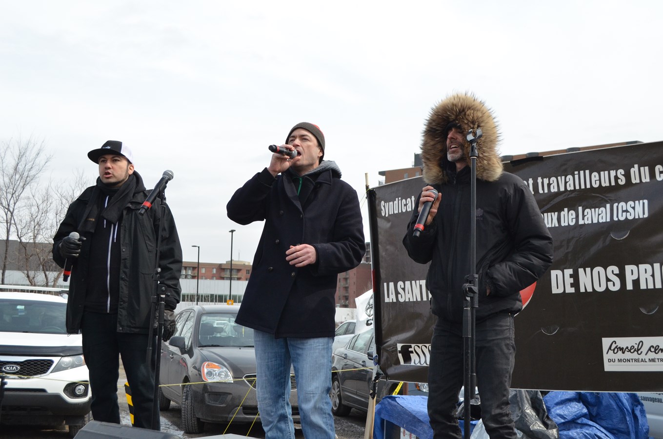 Le groupe Loco Locass est venu chanter en soutien aux manifestants.