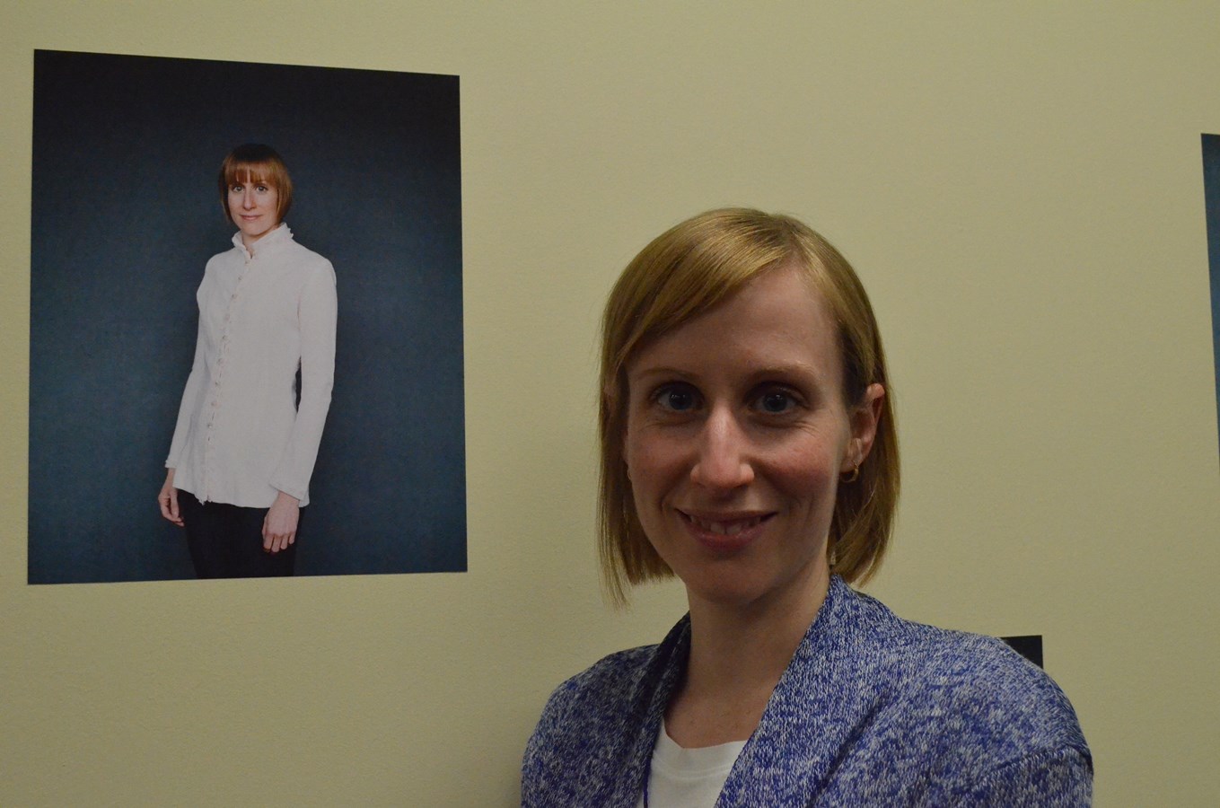 Gabrielle Leblond pose devant sa photo.