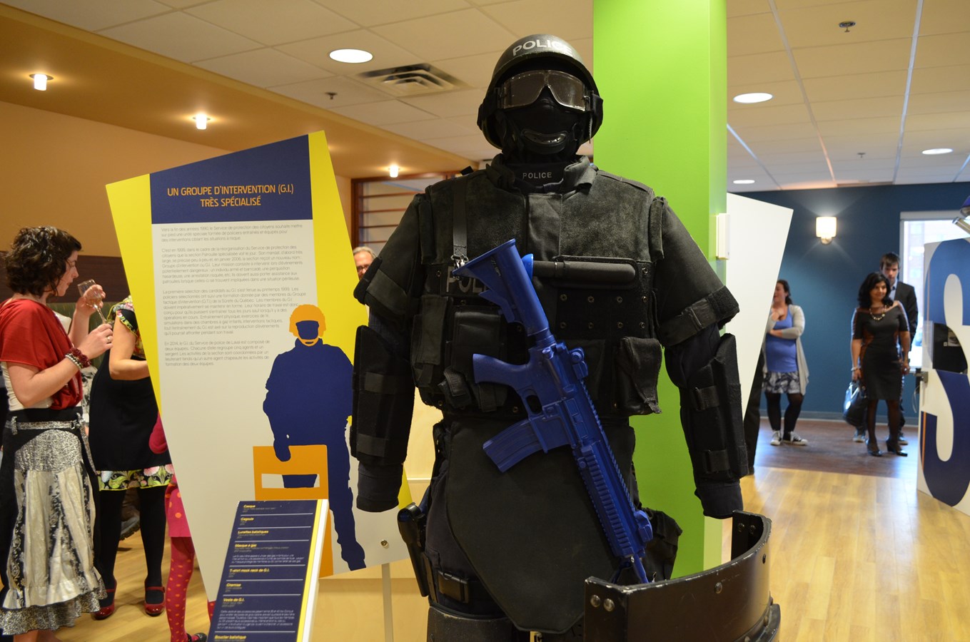 L'exposition est l'occasion de voir de plus près les uniformes de la police.