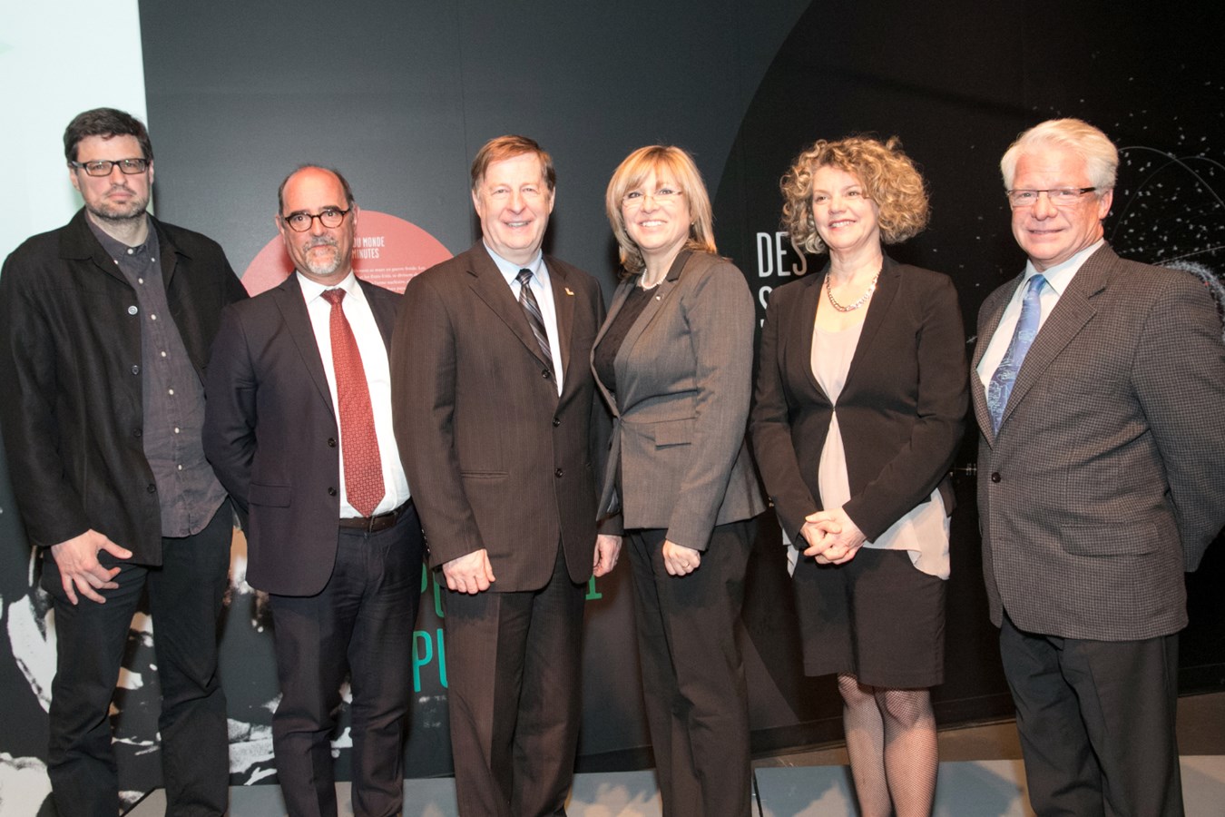 Sur la photo, de gauche à droite, l'architecte Jean Beaudoin, le directeur général de la Ville de Laval Serge Lamontagne, le maire de Laval Marc Demers, la ministre responsable de la région de Laval Francine Charbonneau, la directrice du Service des communications de la Ville de Laval Marie Gendron et le cardiologue François Reeves.
