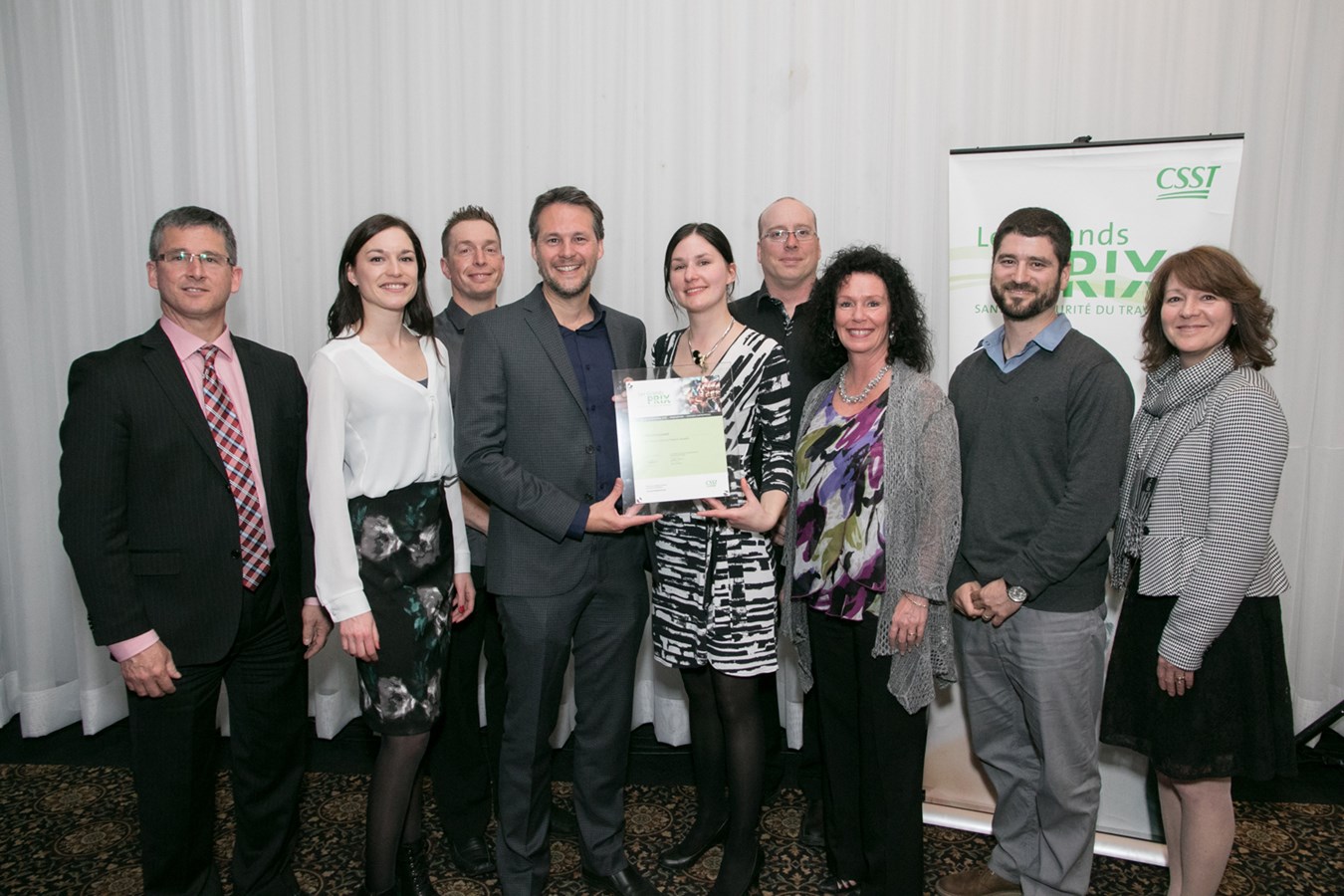 Le 22 avril, l'entreprise Coffrage Alliance fût consacrée lauréate dans la catégorie Grandes entreprises. Sur la photo, les représentants de l'entreprise reçoivent leur prix des mains de M. Carl Gauthier, Vice-président aux finances de la CSST et de Madame Lucie Guindon, directrice régionale de Laval, CSST