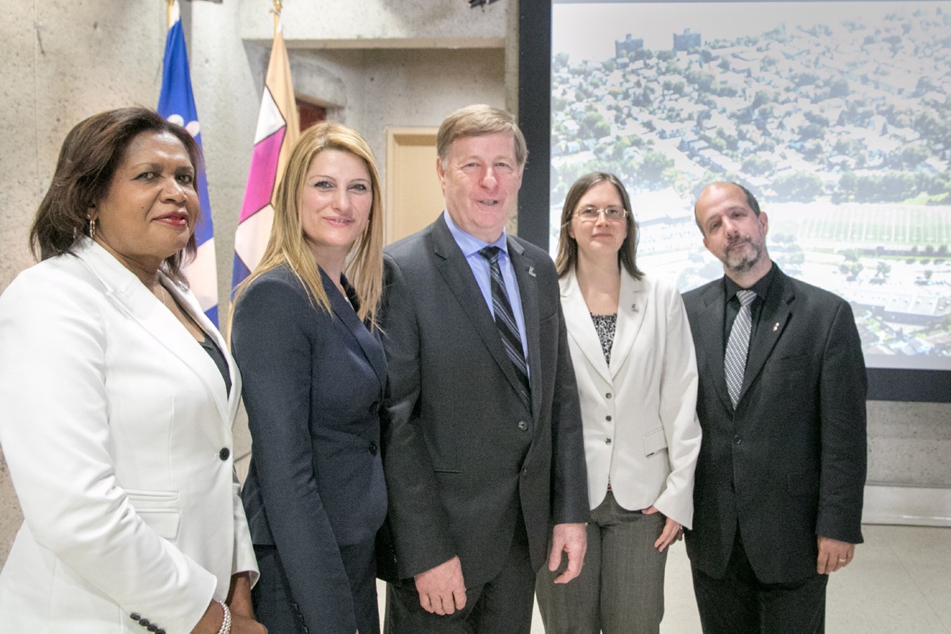 La commission avec, de gauche à droite, Jocelyne Frédéric-Gauthier, Aline Dib, Marc Demers, Virginie Dufour et Vasilios Karidogiannis.