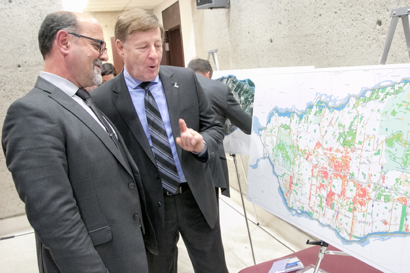 Serge Lamontagne, directeur général de la Ville, et Marc Demers, se prêtent à l'exercice auquel seront soumis les citoyens.