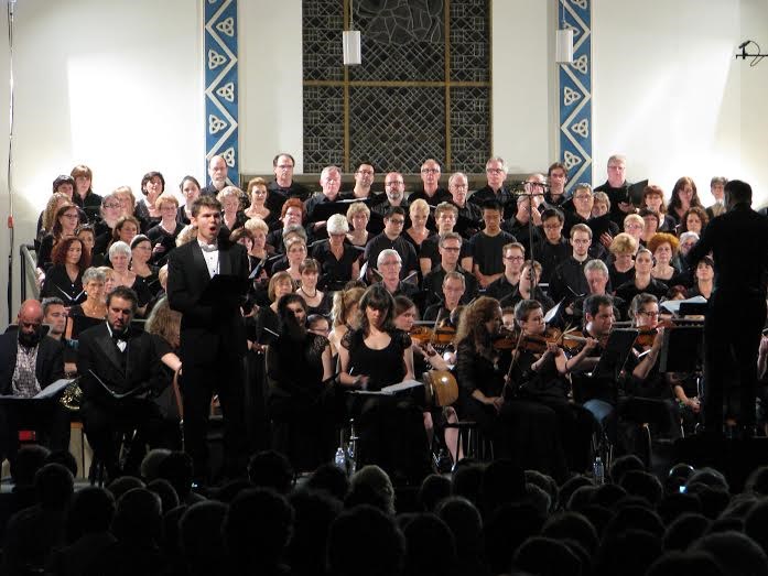 Alors que des milliers de Lavallois étaient dans le noir le samedi 30 mai
dernier, le Chœur de Laval, accompagné de cinquante-cinq musiciens et de cinq solistes,illuminait l’Église Bon-pasteur de Laval-des-Rapides et enchantait les 700 spectateurs présents.