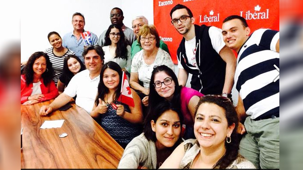 Plusieurs jeunes s’étaient réunis autour d’Angelo Iacono pour regarder le récent débat.