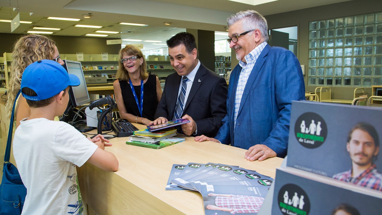 Johanne Bisson, préposée aux prêts à la bibliothèque Laure-Conan, le conseiller municipal du quartier de Renaud et membre du comité exécutif, Raynald Adams et le conseiller municipal du quartier Saint-Bruno et membre du comité exécutif, David De Cotis.
