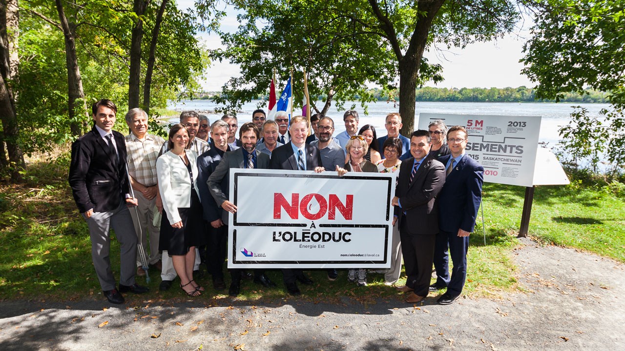 Marc Demers, maire de Laval, entouré de Steven Guilbeault, co-fondateur et porte-parole d’Équiterre, Pierre Lussier, directeur de Jour de la Terre Québec, Patrick Bonin, directeur climat de Greenpeace, et d’autres opposants au projet d’oléoduc Énergie Est de TransCanada.