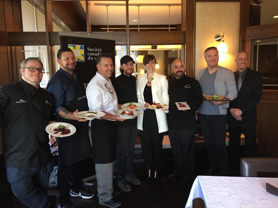De gauche à droite: François Paquin, chef du restaurant Café Le Petit Flore;
Manuel Jaramillo, chef du restaurant Les Enfants terribles; Éric Robidoux, chef de brigade, Sheraton Laval; Frédéric Baillargeon, chef du restaurant L’Impressionniste; Juliette Brun, chef propriétaire du restaurant Juliette et Chocolat; Fernando Rodas, chef du restaurant Calvi; Pasquale Martone, chef propriétaire du restaurant Train 344 ainsi que Jean-Nicolas Tétreault, sommelier. Absents de la photo : Chuan Vu, chef propriétaire du restaurant Le Nubo et Thomas Deschamps, chef propriétaire du restaurant Le Maudit Français.