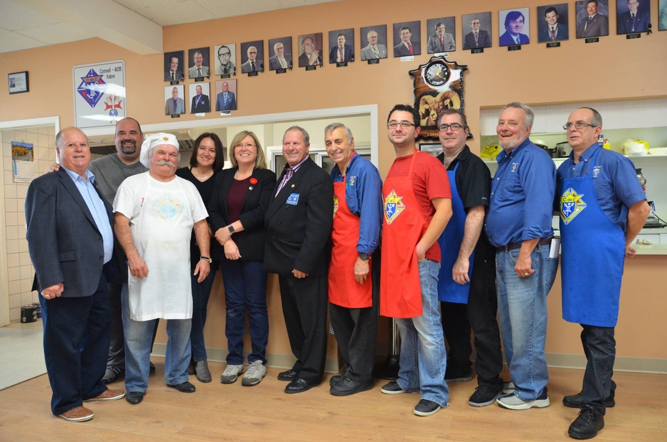 Mme Francine Charbonneau en compagnie de M. Louis-Georges Tremblay, Grand Chevalier du Conseil de Fabre, et l’équipe des bénévoles qui ont fait le service lors du déjeuner des Chevaliers de Colomb.