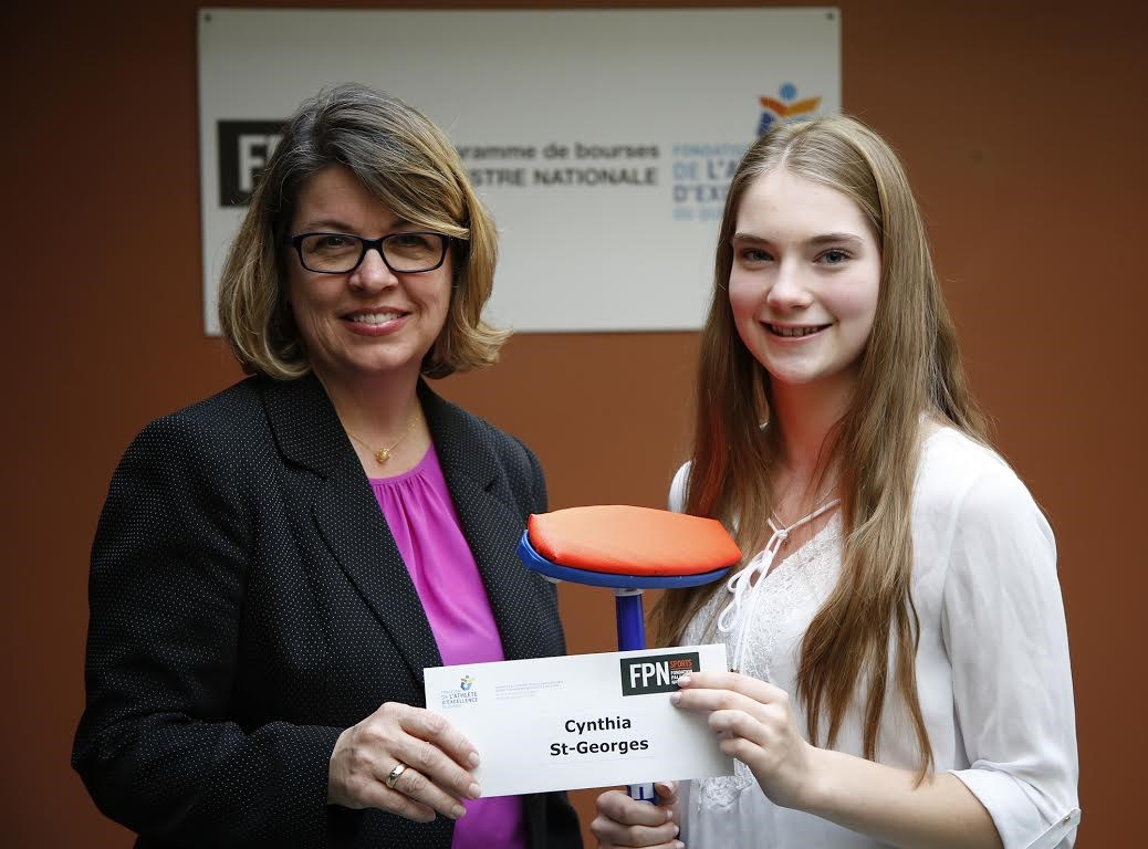 Cynthia St-Georges reçoit sa bourse des mains de Louise-Marie Rousseau, présidente de la Fondation Palestre Nationale.