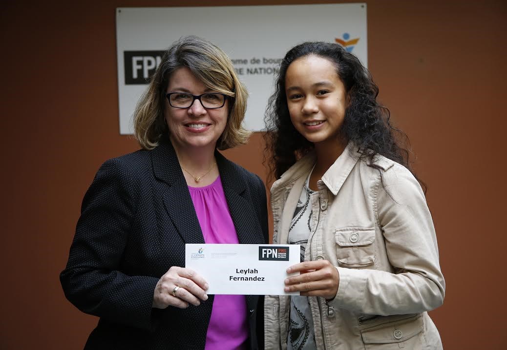 Leylah Fernandez reçoit sa bourse des mains de Louise-Marie Rousseau, présidente de la Fondation Palestre Nationale.