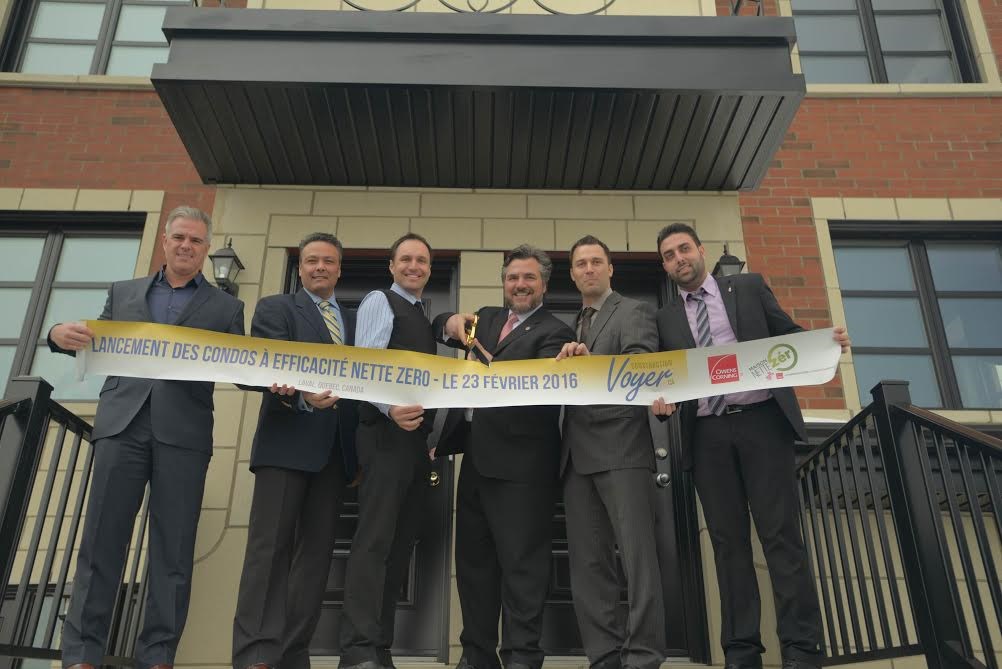 De gauche à droite: Martin Cormier (Directeur-général de l'APCHQ Montréal métropolitain), Salvatore Ciarlo (gestionnaire des services techniques d’Owens Corning Canada), Pascal Voyer (Copropriétaire de Construction Voyer), Angelo Iacono (député d’Alfred-Pellan), Jean-François Voyer (Copropriétaire de Construction Voyer) et Ray Khalil  (conseiller municipal de Laval).