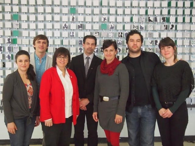 Sur la photo (de gauche à droite) : Talia Hallmona, artiste-médiatrice de la RTA, Bryan Morneau, artiste-médiateur de la RTA, Louise Lortie, présidente de la Commission scolaire de Laval, Jean-Sébastien DesRosiers, directeur de l'école secondaire Leblanc, Sylvie Lessard, directrice générale de la Rencontre Théâtre Ados, Frédéric Cloutier, artiste-médiateur de la RTA, Ariane Thibodeau, artiste en art visuel.
