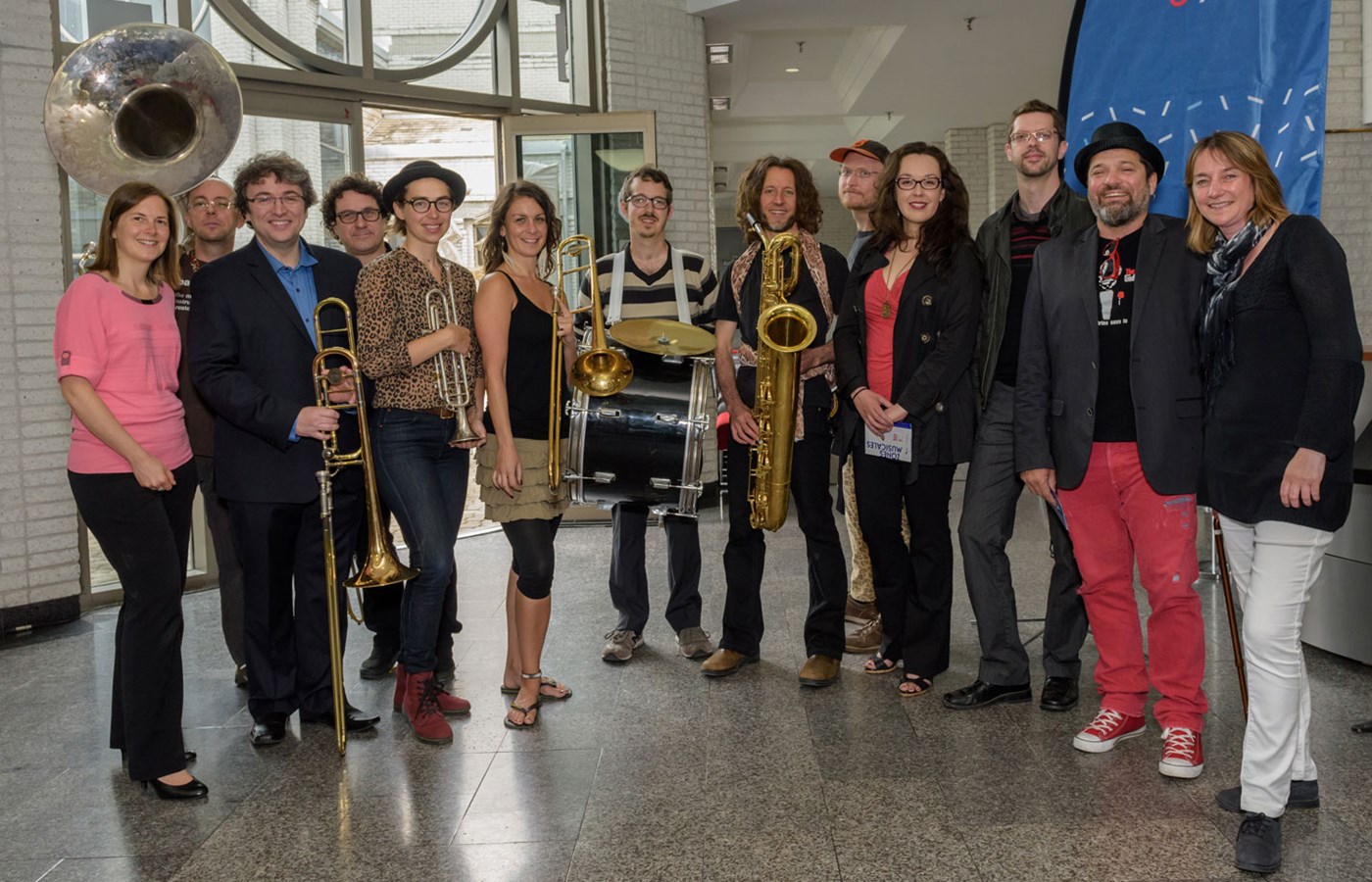 Mme Virginie Dufour, conseillère municipale de Sainte-Rose entourée de M. Alain Trudel, chef et directeur artistique de l’Orchestre symphonique de Laval, des artistes du Brassmob, des membres de RAICES, de M. Carlos Placeres et d’Erika Palmer, régisseure à la diffusion à la Ville de Laval