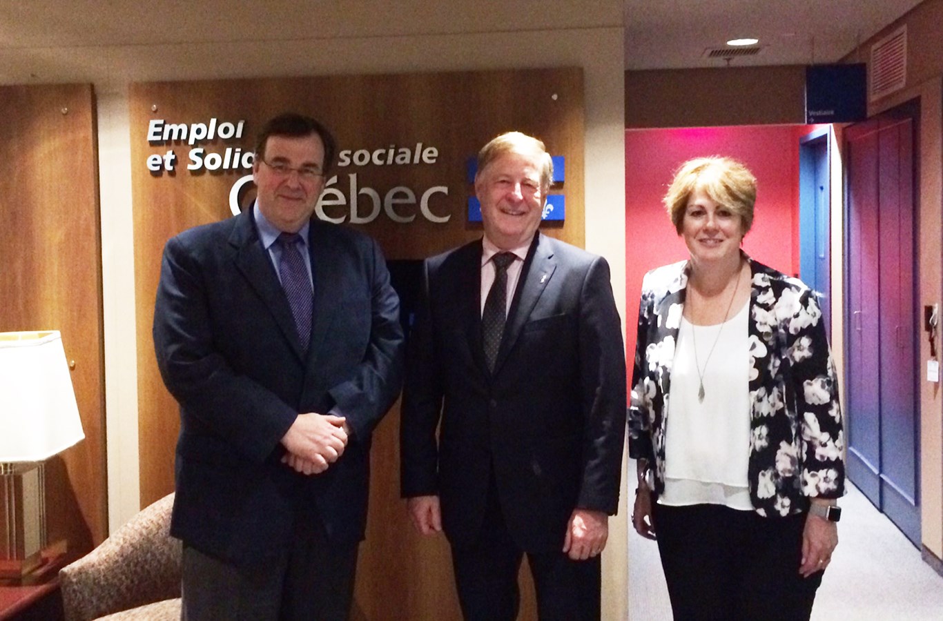 Le ministre de l’Emploi et de la Solidarité Sociale, François Blais, le maire de Laval, Marc Demers et la députée de Fabre, Monique Sauvé. 