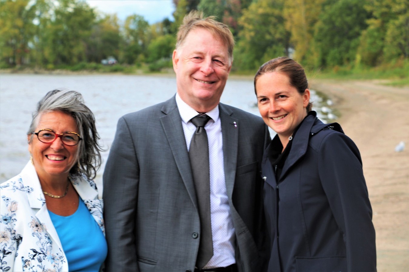 Christiane Yoakim, conseillère du district Val-des-arbres, Marc Demers, maire de Laval et Virginie Dufour, conseillère du district de Sainte-Rose ont annoncé que la baignade serait possible à la Berge aux quatre-vents dès le prochain mandat du Mouvement lavallois – Équipe Marc Demers.