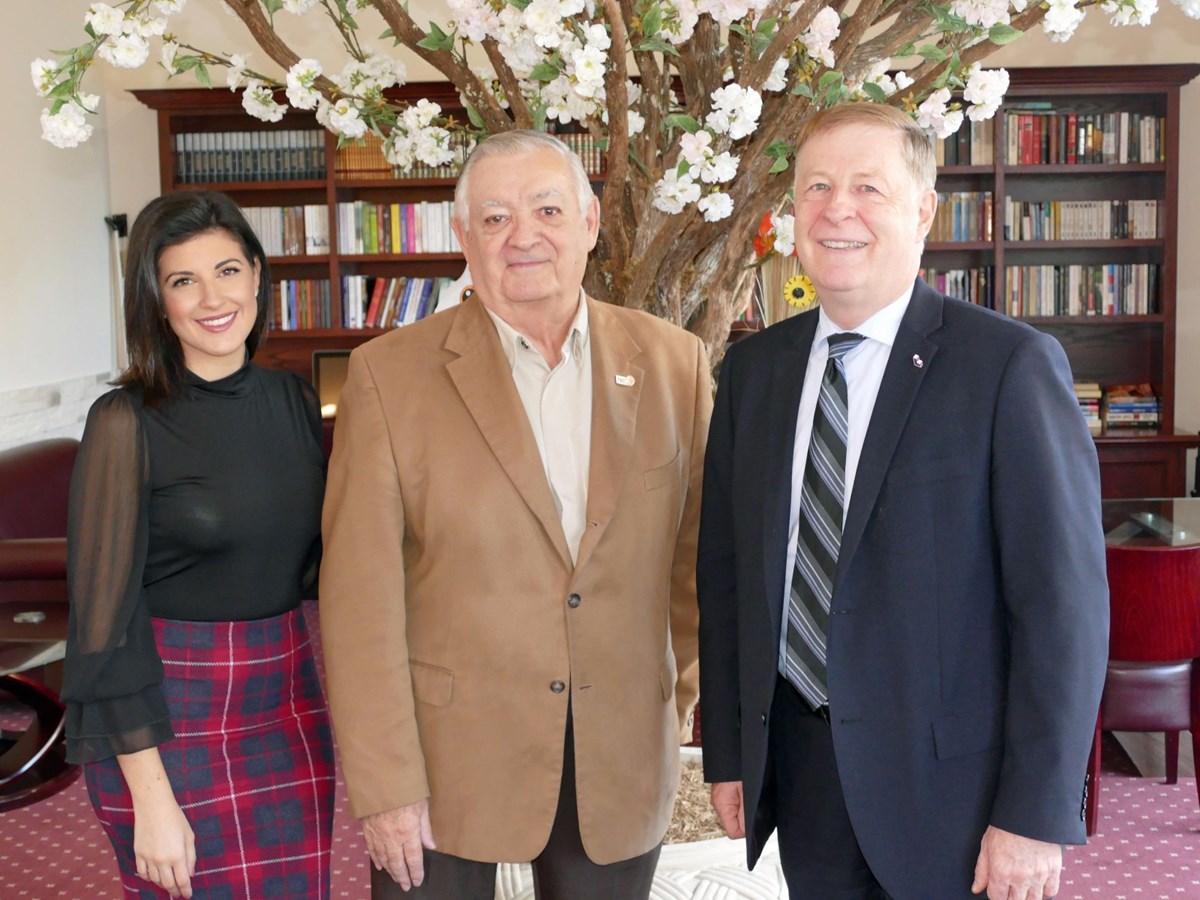 Isabella Tassoni, candidate dans Laval-des-Rapides, M.Yvon Hamel, président de la TR CAL et le maire de Laval, Marc Demers