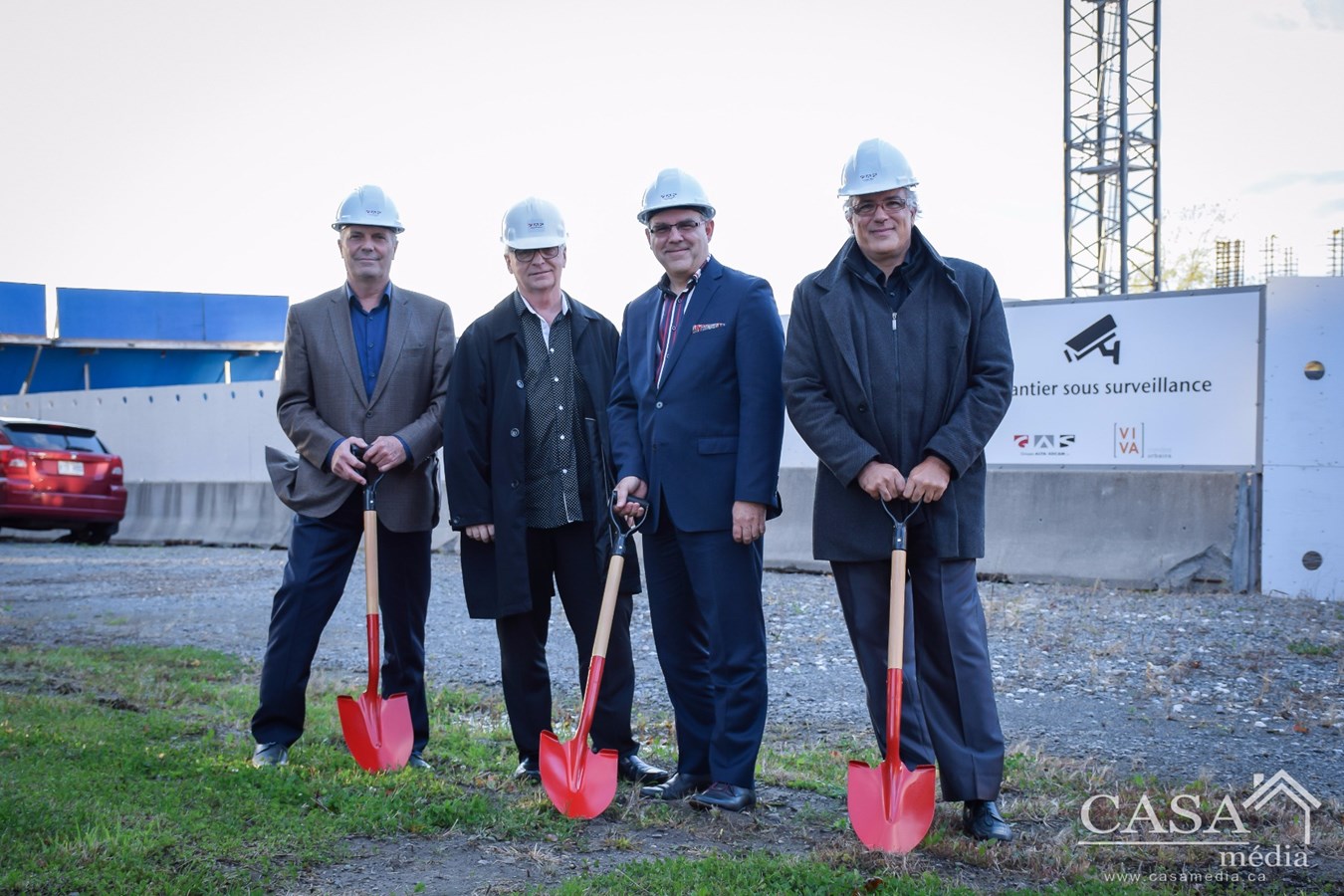 Pierre Latreille, coprésident, Groupe Alta-Socam; Richard Goulet, directeur des ventes, VIVA condos urbains; Ronald J. Panneton, vice-président, Ventes, marketing et service-clientèle, Groupe Alta-Socam; et François Chevrier, coprésident, Groupe Alta-Socam.