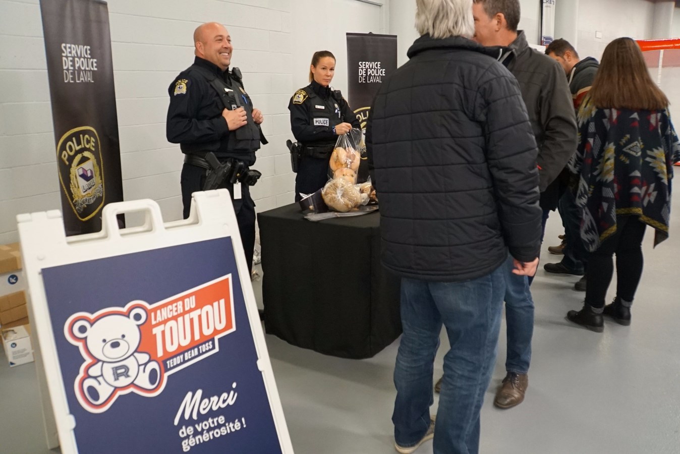 Place Bell envahie: 3217 toutous pour les enfants de Laval