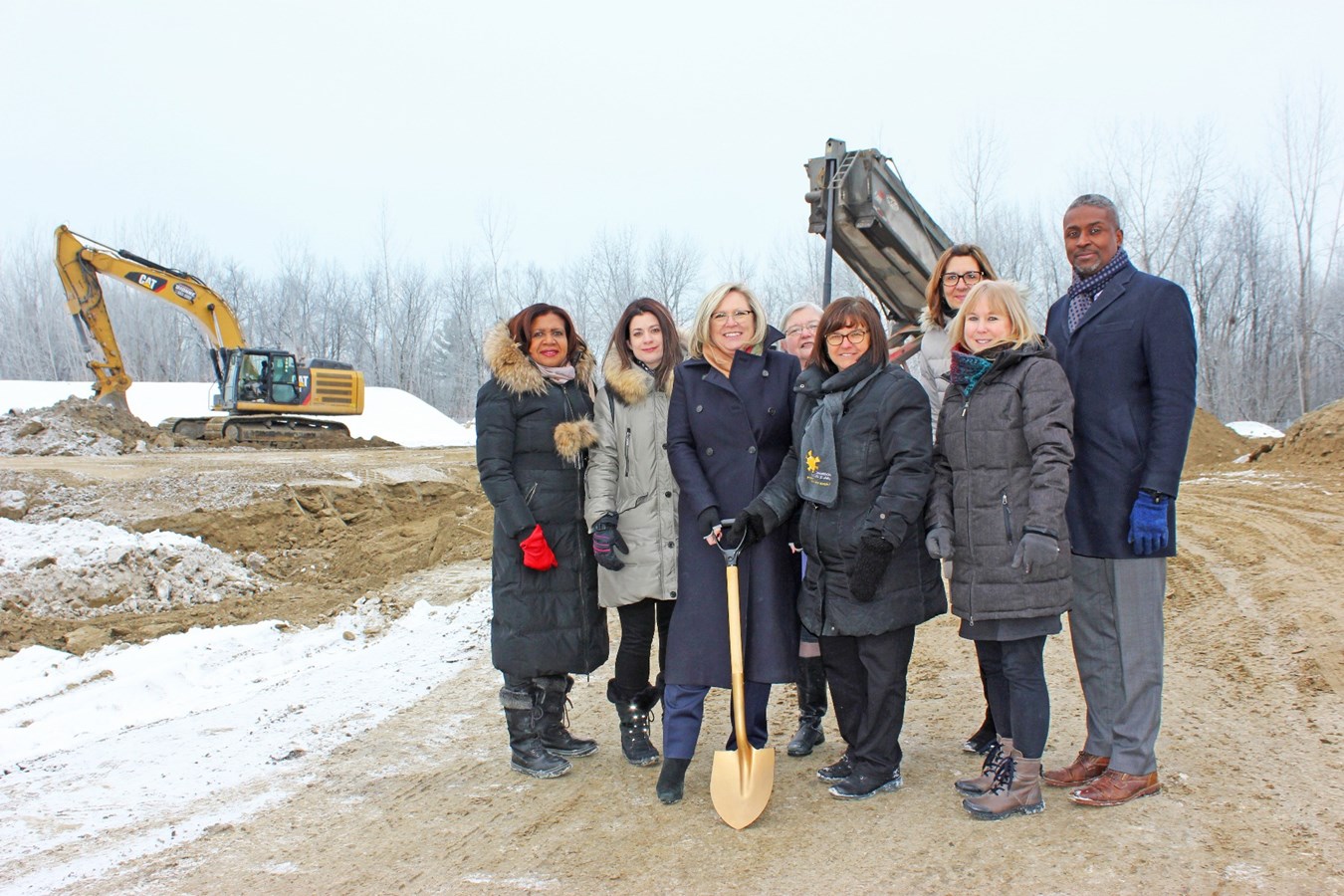 Une première pelletée de terre pour la construction de la nouvelle école à Vimont-Auteuil