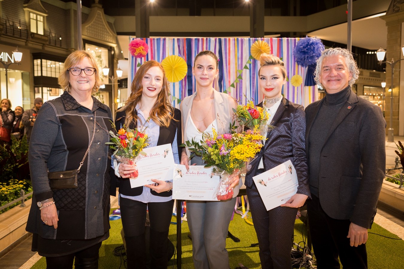 Jacqueline Kost, directrice générale, CF Carrefour Laval, Julie Ladouceux (2e prix), Noura Zakaria (1er prix), Roxane Bourssa (3e prix), François Bousquet, directeur, École Internationale de mode, arts et design, Collège LaSalle.