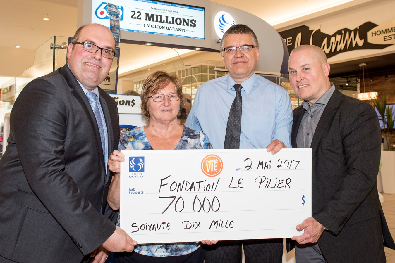 Le détaillant ayant vendu le billet gagnant du gros lot de la loterie Grande Vie reçoit son chèque!