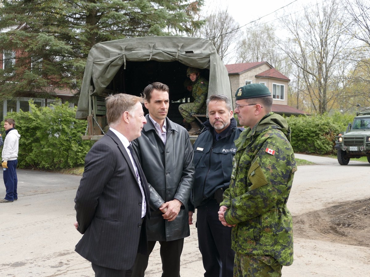 Tournée du maire de Laval, Marc Demers avec le brigadier-général, Hercule Gosselin, des Forces armées