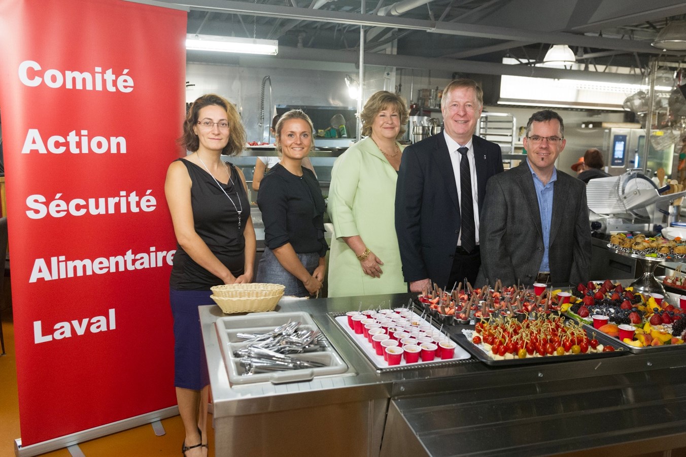 Stéphanie Cellier (directrice, Au panier de Chomedey), Caroline Boivin (coordonnatrice, Division du développement social de la Ville de Laval), Caroline Barbir (présidente-directrice générale, CISSS de Laval), Dr Jean-Pierre Trépanier (directeur de santé public, CISSS de Laval)