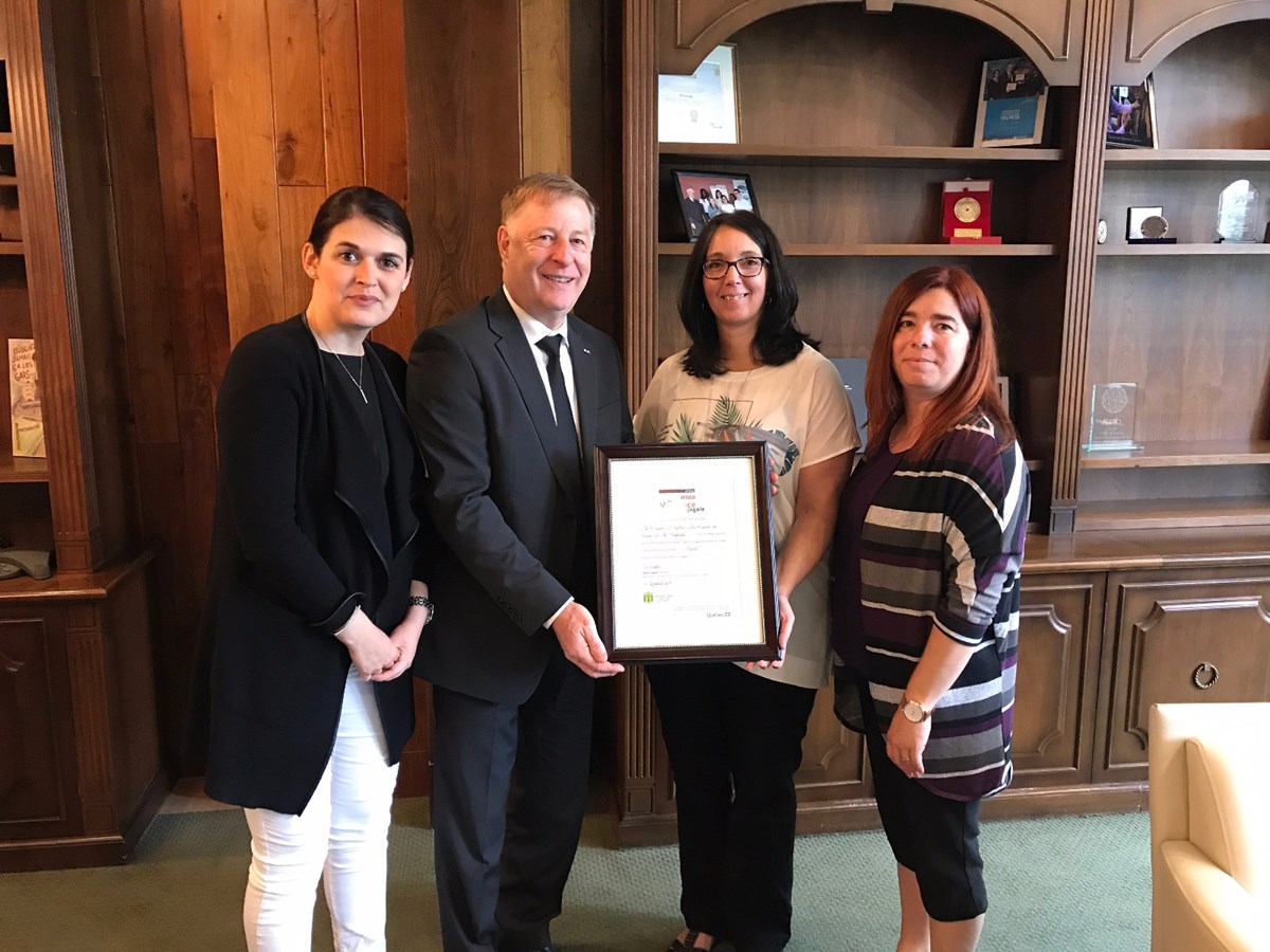 Mme Sandra Desmeules, membre du comité exécutif et conseillère du district Concorde – Bois-de-Boulogne, M. Marc Demers, Maire de Laval, Mme Chantal Arseneault, coordonnatrice de la Maison L’Esther, Jenny Godmer, coordonnatrice de la Maison de Lina.