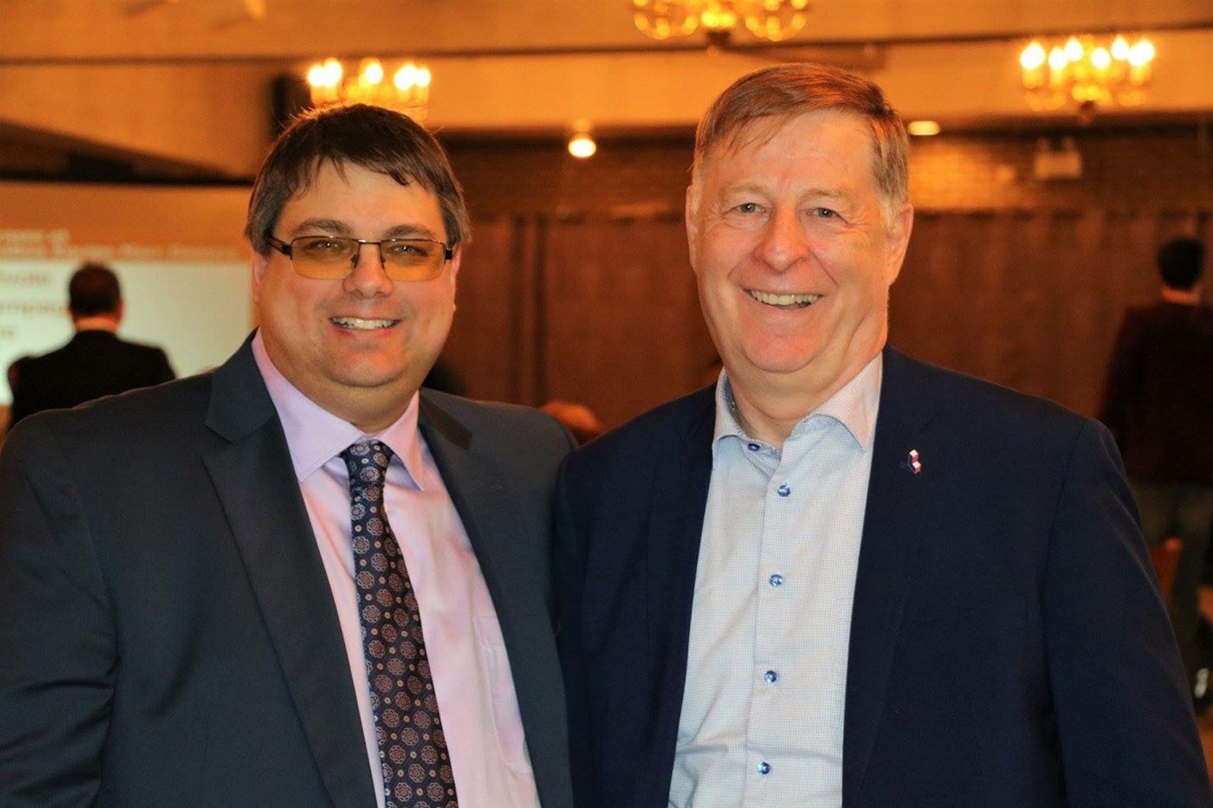 Éric Morasse en campagne avec le maire Marc Demers
