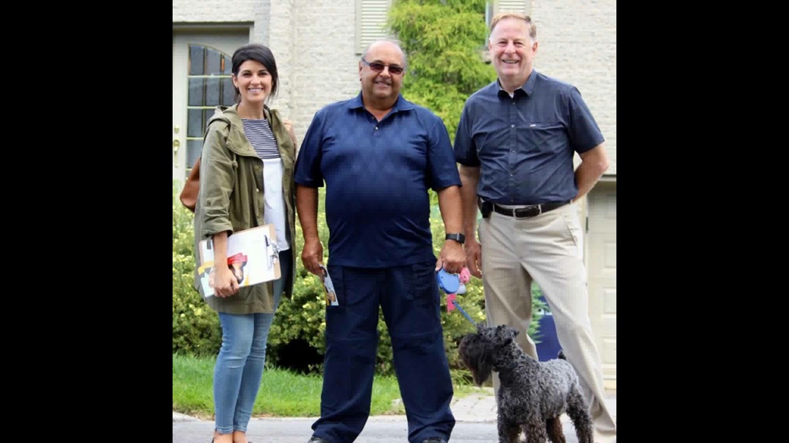  Isabella Tassoni, candidate du Mouvement lavallois - Équipe Marc Demers dans Laval-des-Rapides, en compagnie d'un citoyen du district et de M. Marc Demers, maire de Laval et chef du Mouvement lavallois