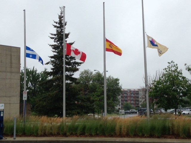 Drapeaux en berne à Laval à la suite des attentats en Espagne