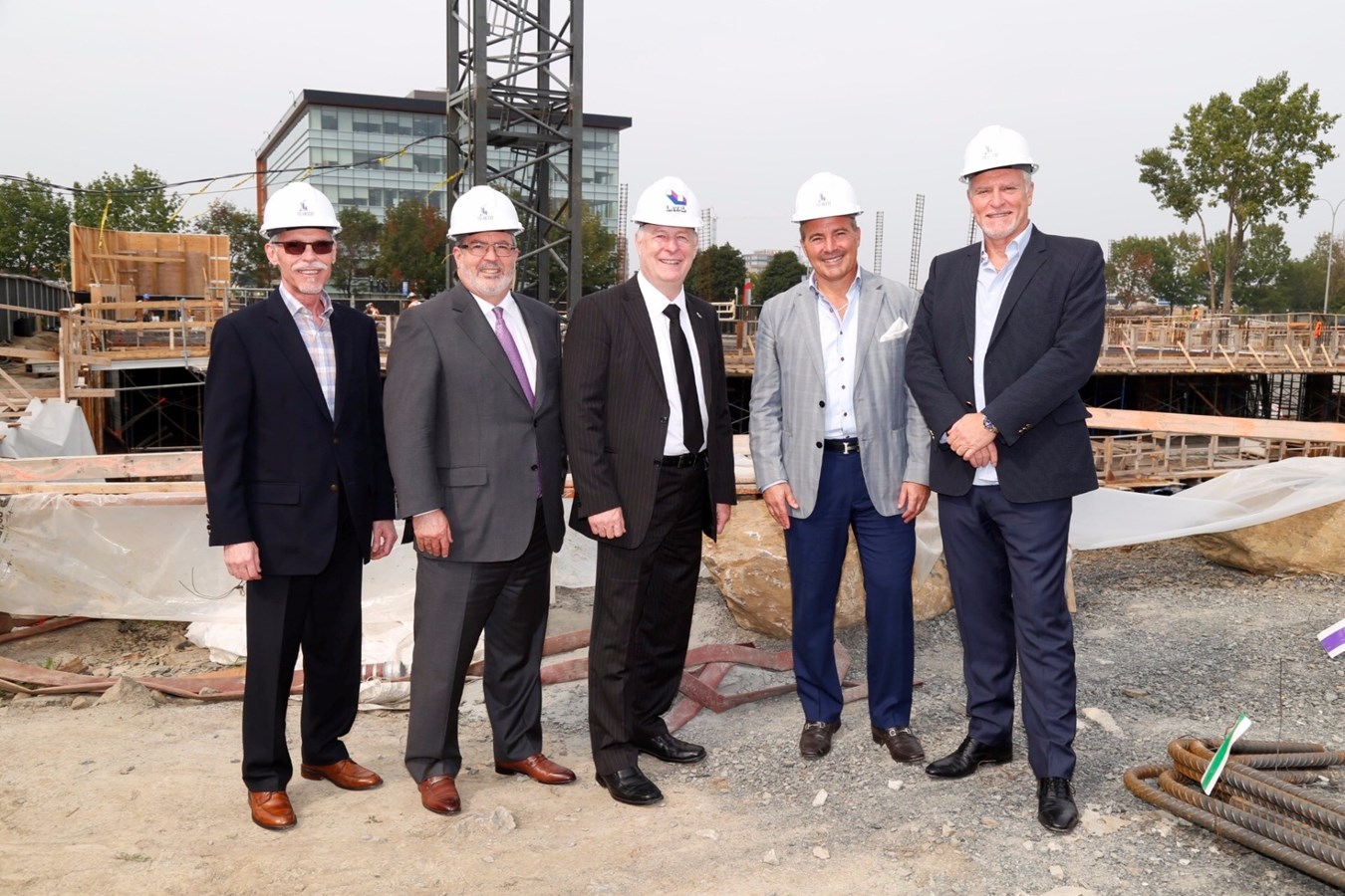 René Lamarche, vice-président de IPSO FACTO, Serge Robitaille, président de IPSO FACTO, Marc Demers, maire de la Ville de Laval, Jack Arduini, président de T.G. BECO et Tom Socciarelli, vice-président de T.G. BECO