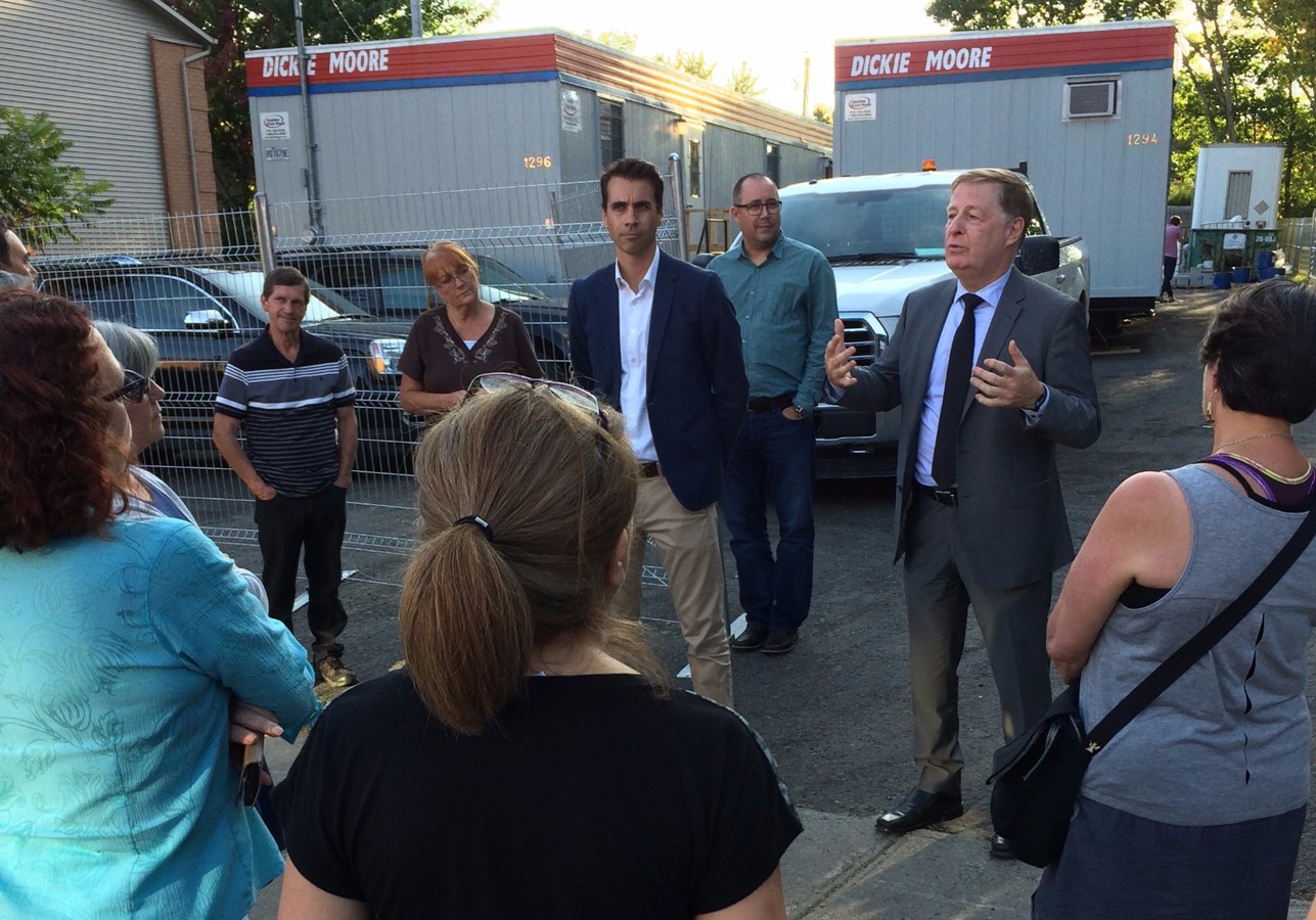 Le maire de Laval, M. Marc Demers en compagnie du conseiller de Laval-les-Îles, M. Nicholas Borne s’adressant à des citoyens venus à sa rencontre.