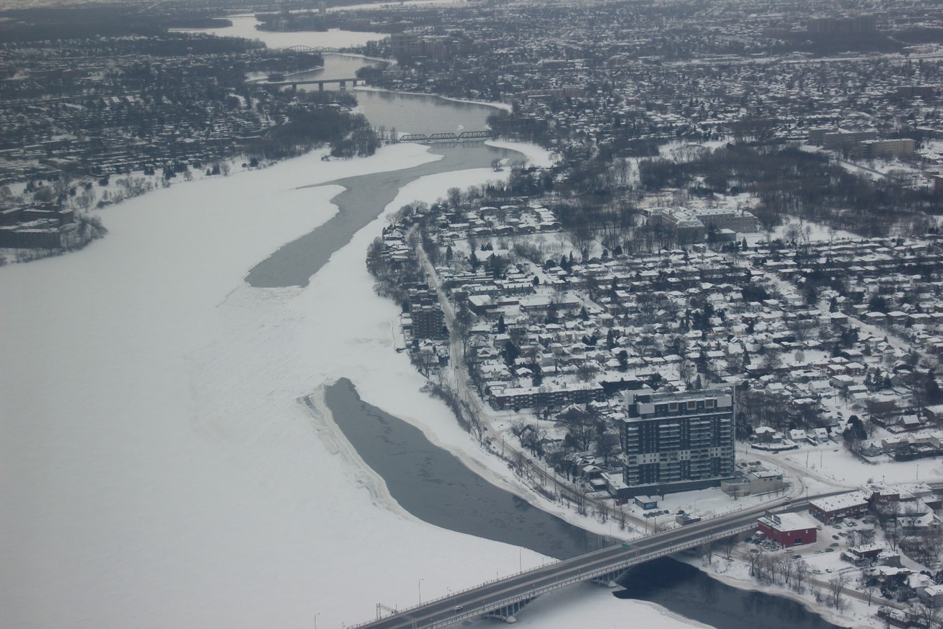 Vue aérienne du couvert de glace sur la rivière des Prairies, le 7 janvier 2018.