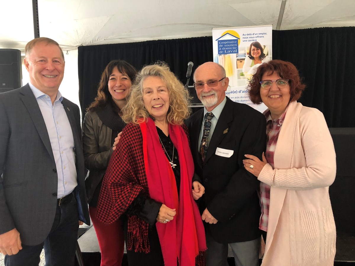 De la gauche vers la droite, M. Marc Demers, maire de Laval, Mme Gynet Séguin, directrice des ressources humaines et du développement organisationnel, Mme Angèle Coutu, comédienne et porte-parole, M. Pierre Bédard, président du conseil d’administration de la coopérative et Mme Élaine St-Amour, directrice des Services aux membres.