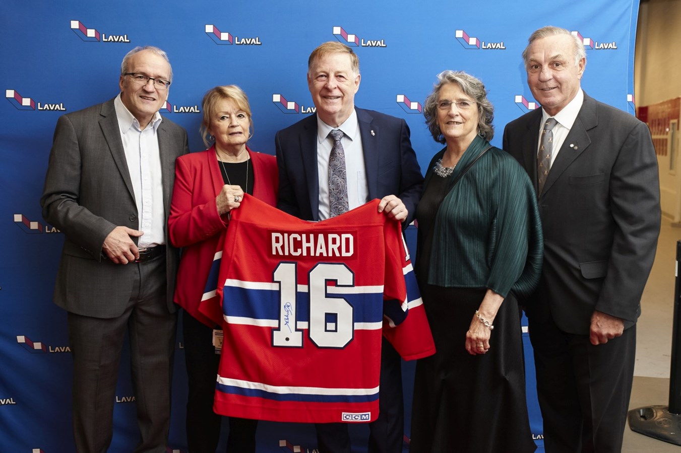 Denis Richard (fils d’Henri Richard), Lise Richard (épouse d’Henri Richard), Marc Demers (maire de Laval), Louise Lemieux Bérubé (artiste de l’œuvre), Guy Lafleur (hockeyeur)