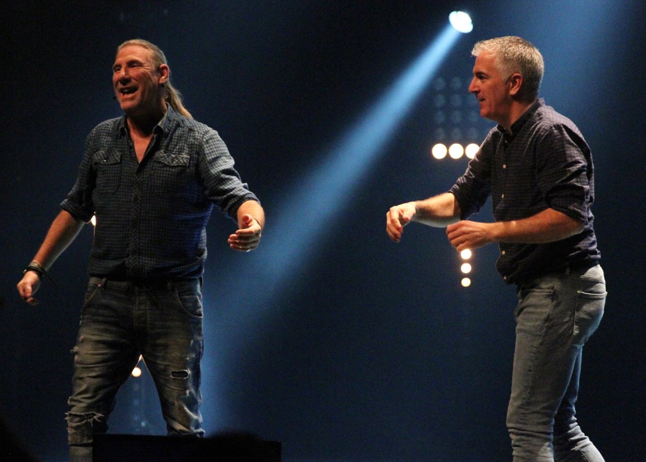 Des personnes sourdes ont la chance d'assister au spectacle de Peter Macloed
