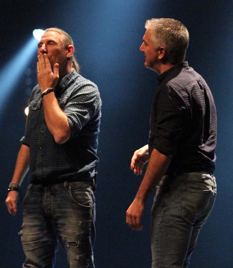 Des personnes sourdes ont la chance d'assister au spectacle de Peter Macloed