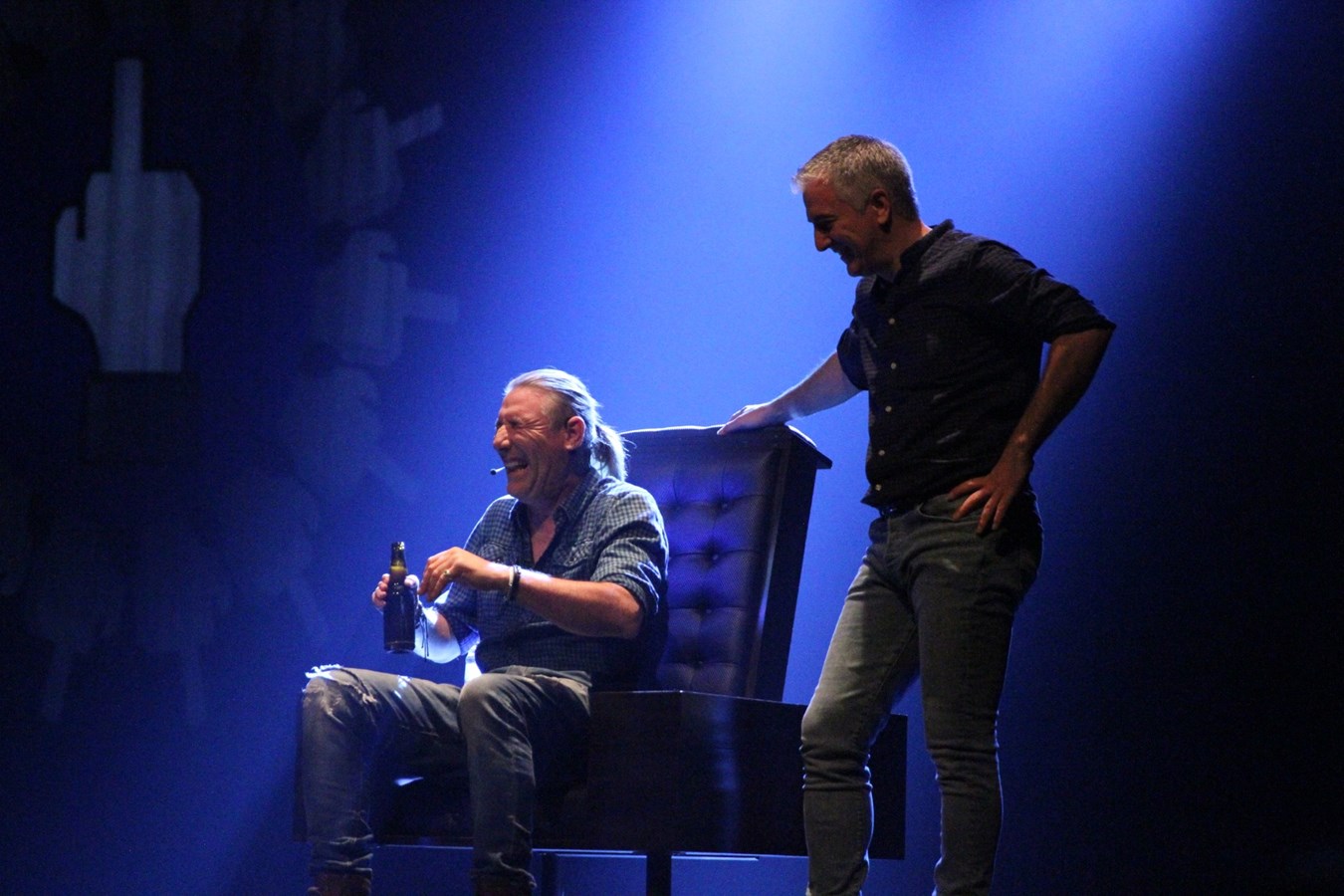 Des personnes sourdes ont la chance d'assister au spectacle de Peter Macloed