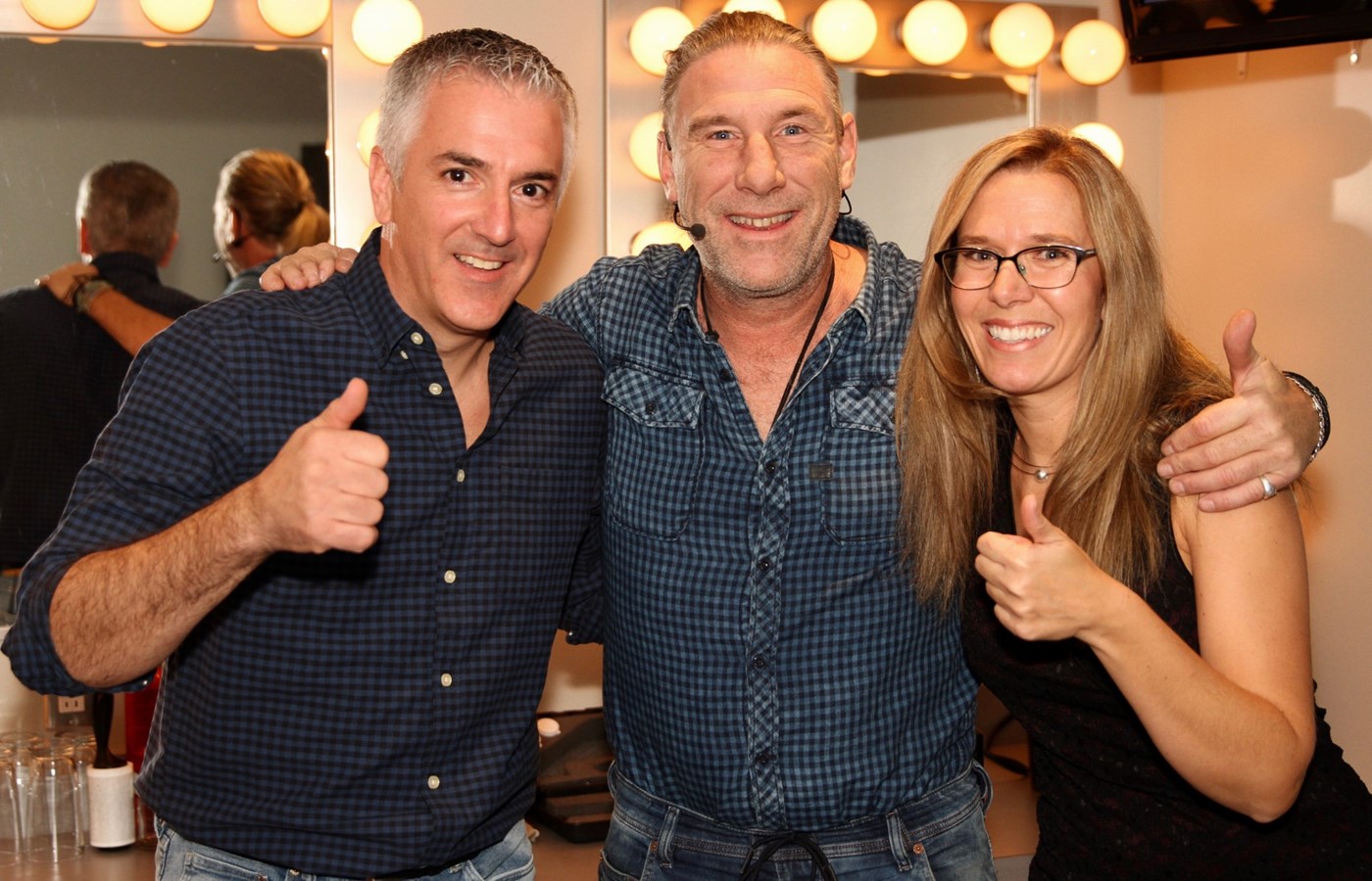 Des personnes sourdes ont la chance d'assister au spectacle de Peter Macloed